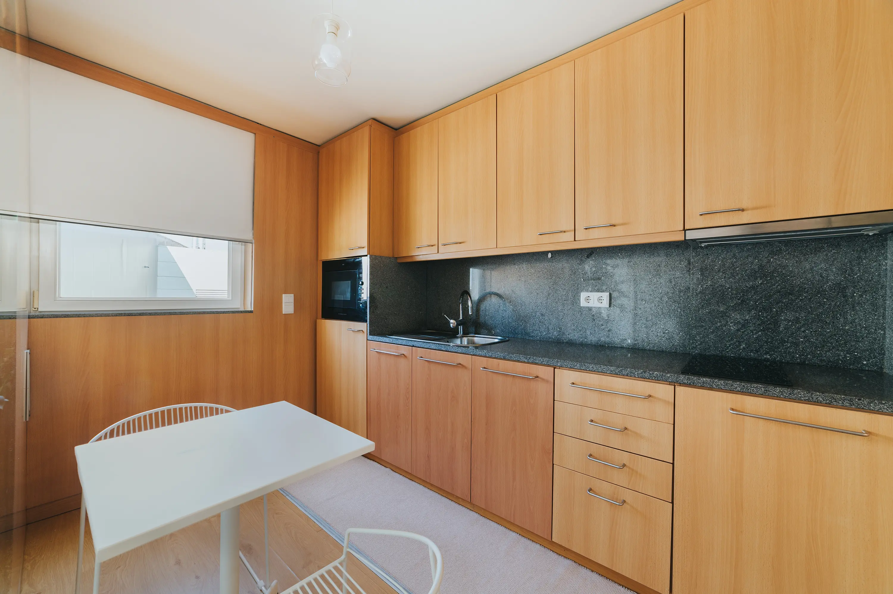 Para mostrar espaços pequenos como esta cozinha, recomendamos um serviço de fotografia imobiliária profissional