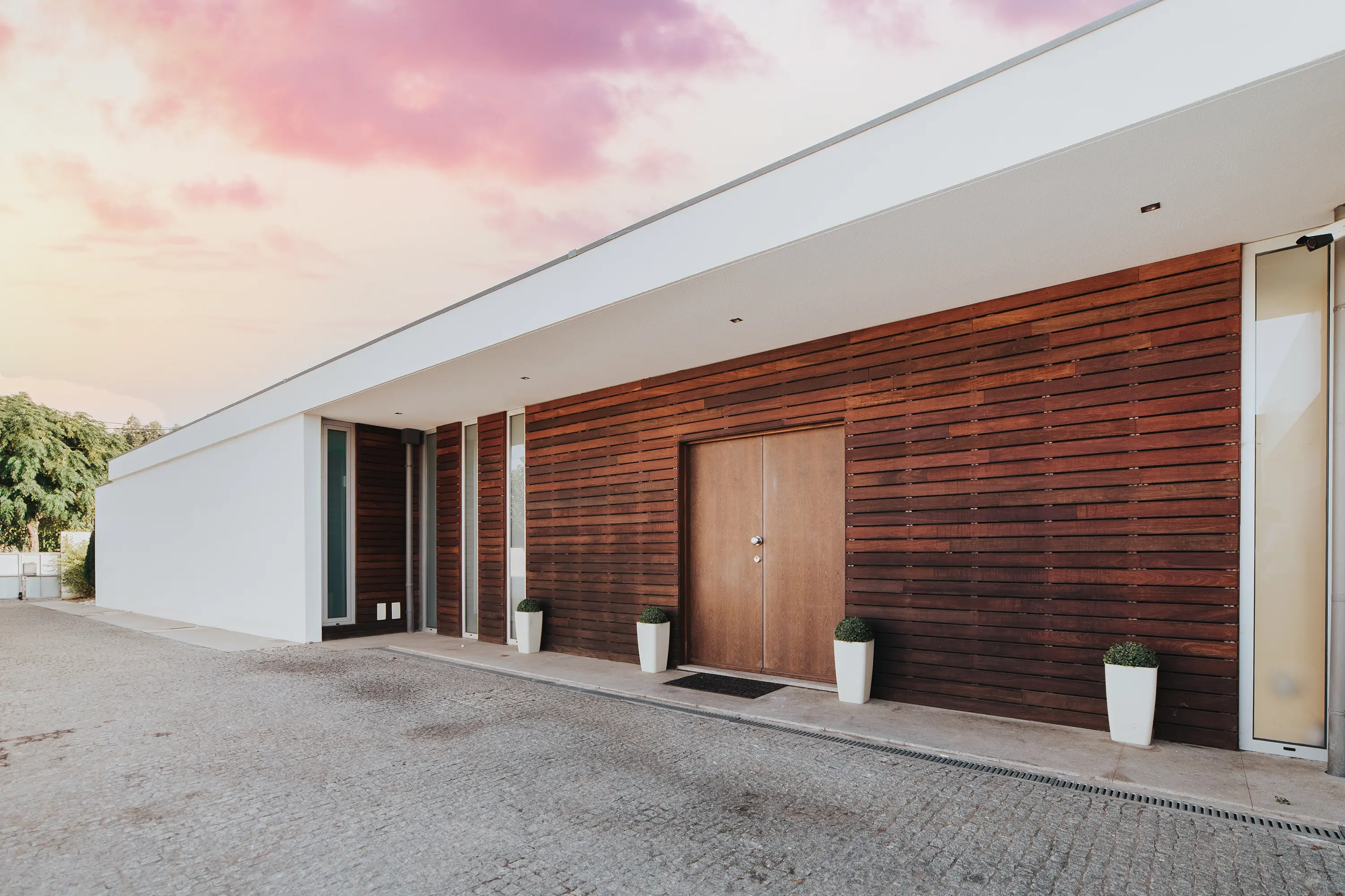 Fachada contemporânea captada para visita virtual imobiliária