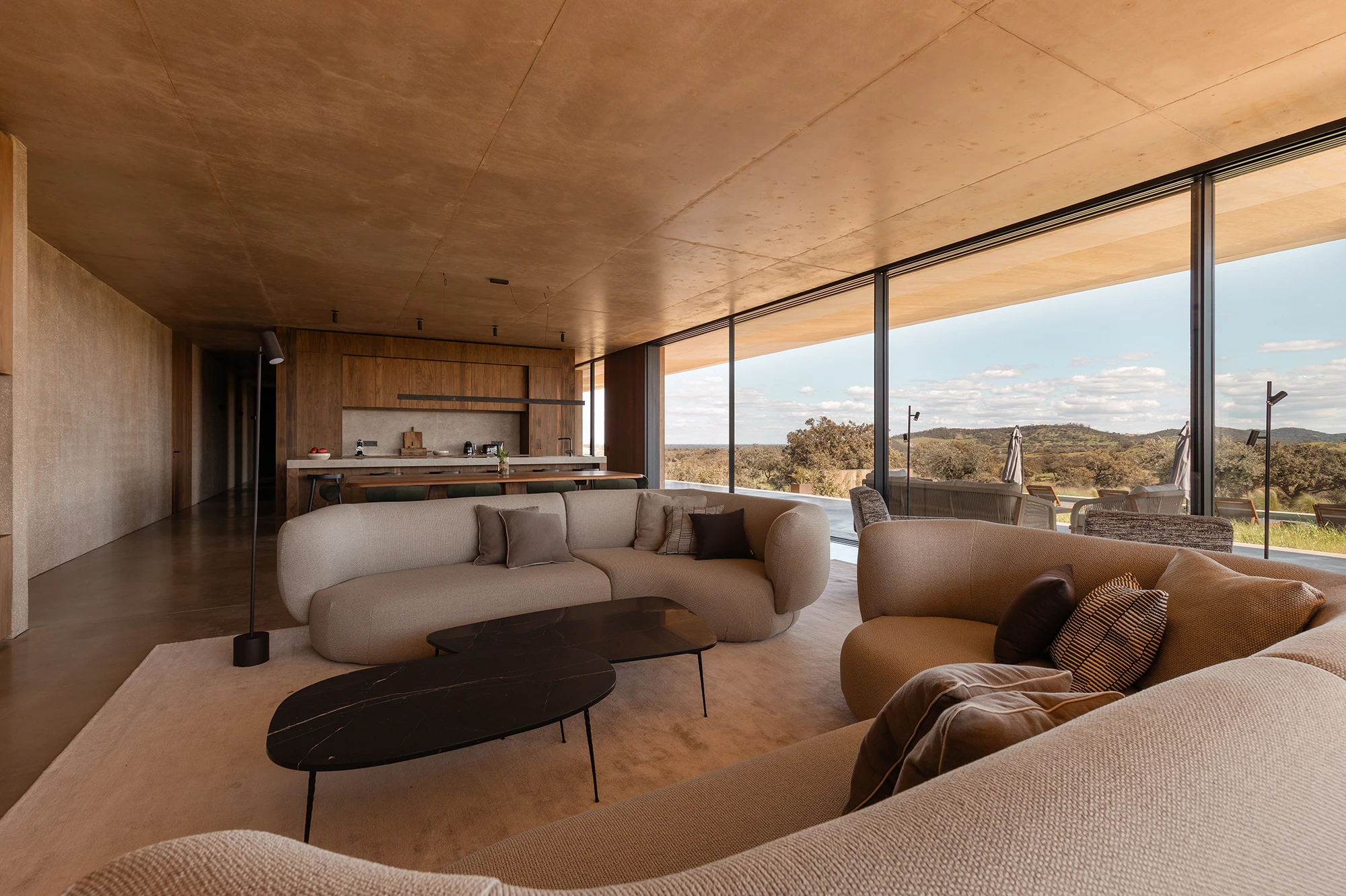 Sala de estar espaçosa com janelas amplas numa moradia no Alentejo