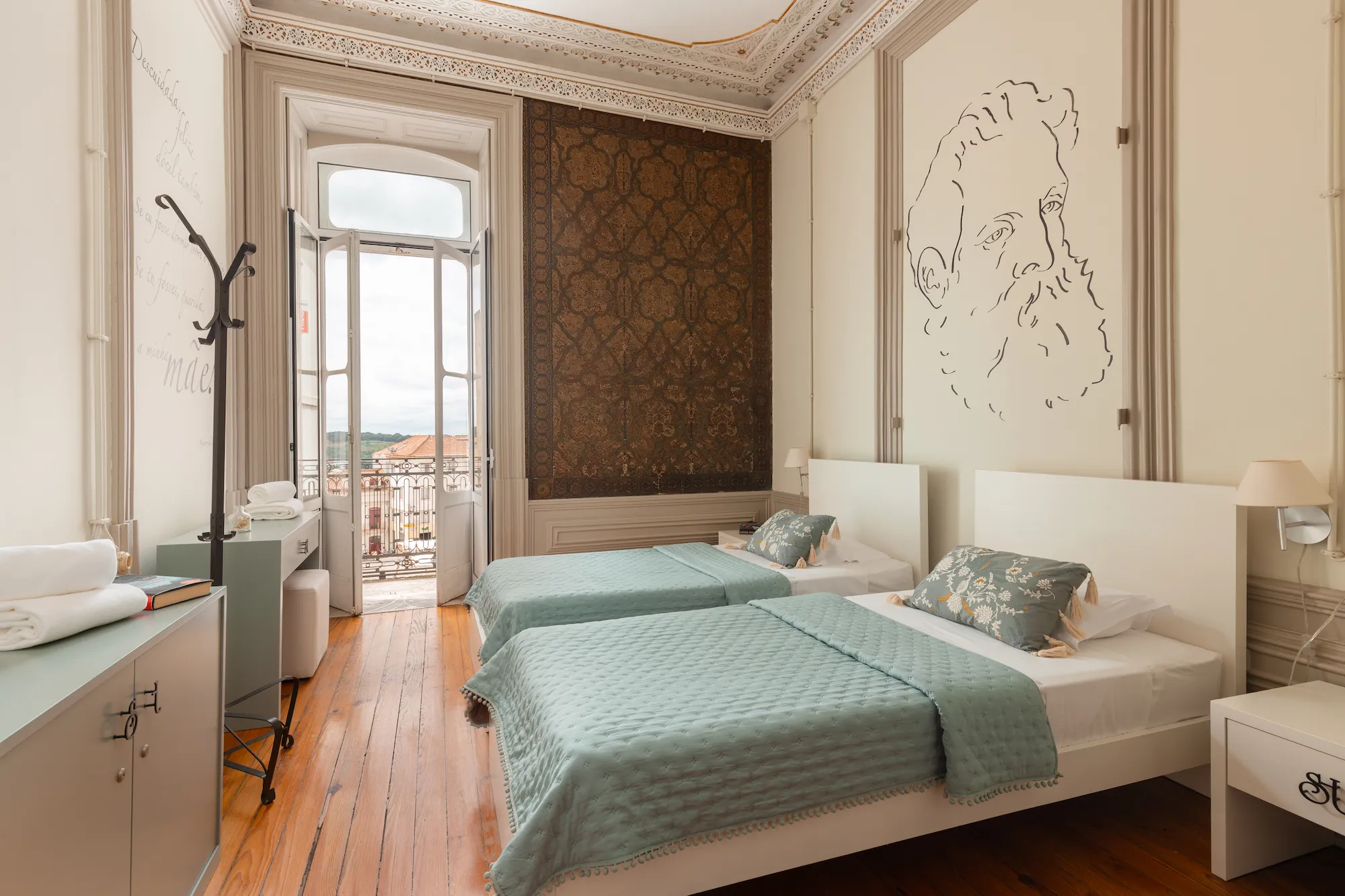 Quarto twin com varanda e parede decorativa em Évora
