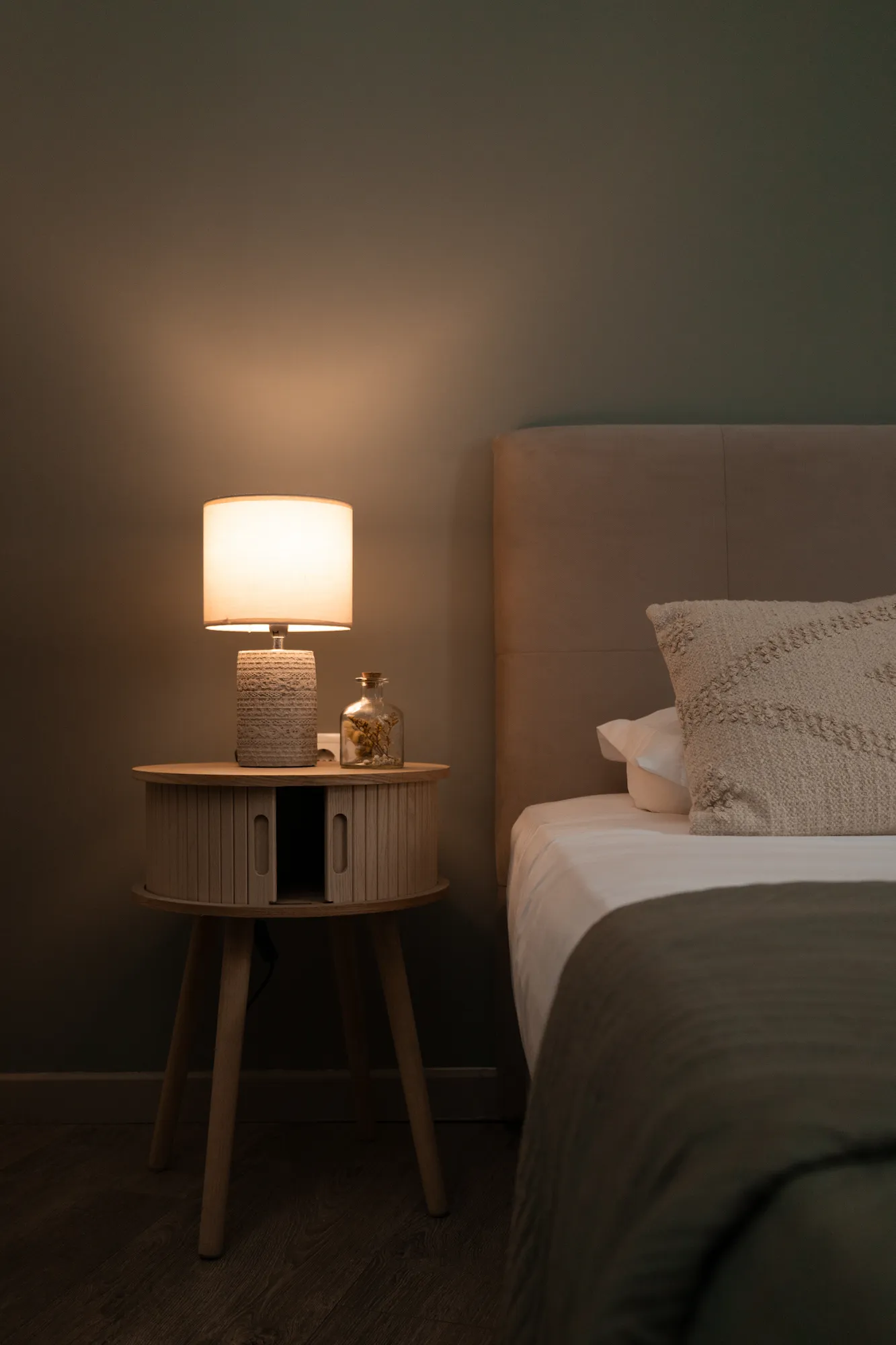 Detalhe noturno de quarto com candeeiro