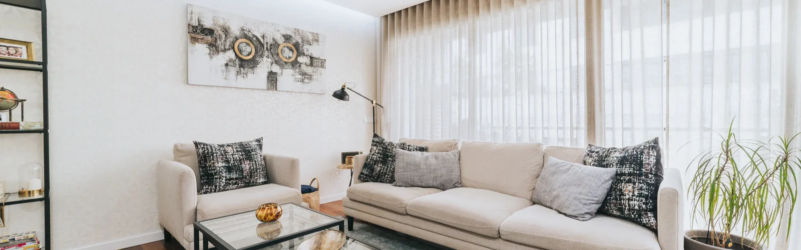 Sala de estar ampla, com cores vibrantes e radiante de luz planeada por uma designer de interiores